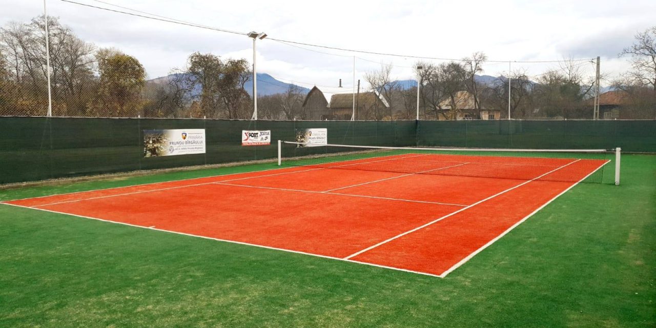 Informare de presă: Un teren de tenis modern a fost amenajat la Prundu Bîrgăului
